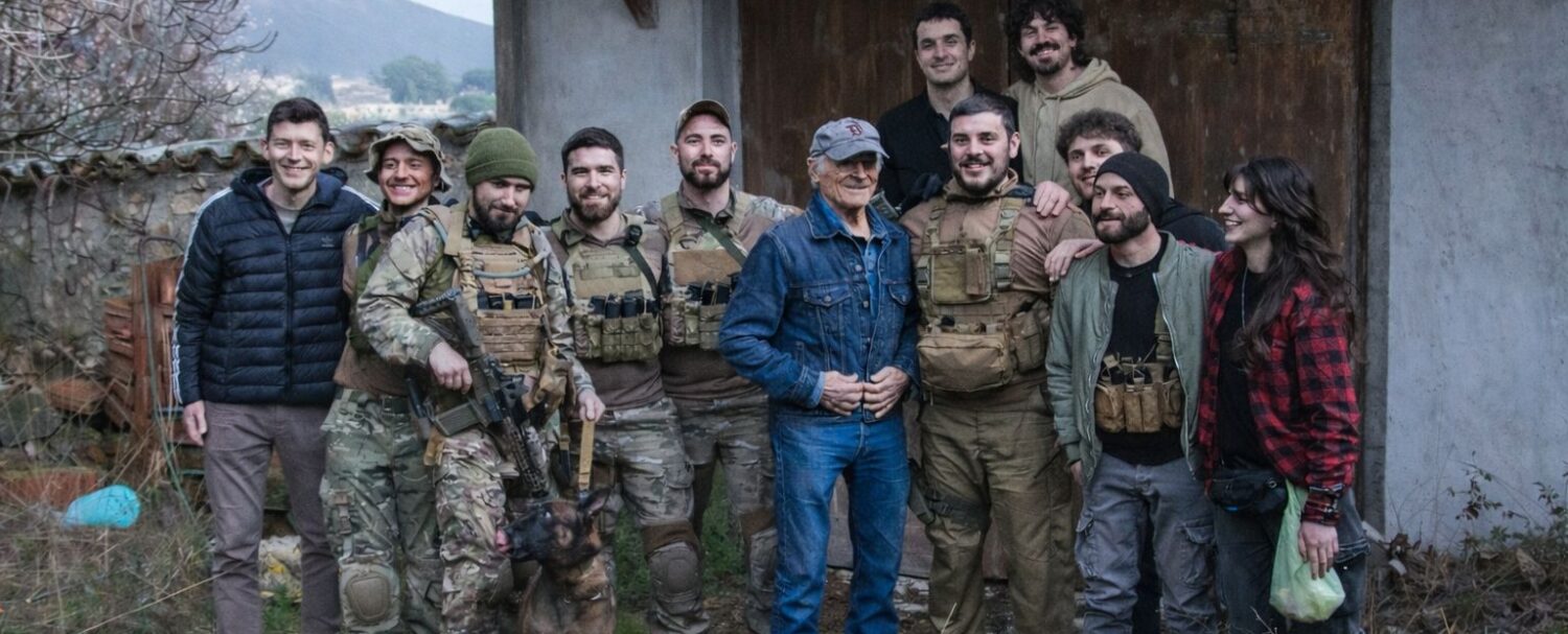 Terence Hill con la troupe del cortometraggio Danno collaterale