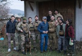 Terence Hill con la troupe del cortometraggio Danno collaterale