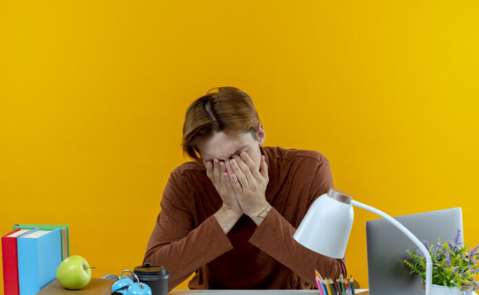 Cos’è l’atelofobia, come riconoscerla e cosa fare