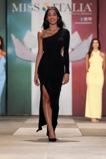 Gaia Pardini sfila durante una delle varie fasi del concorso di Miss Italia.