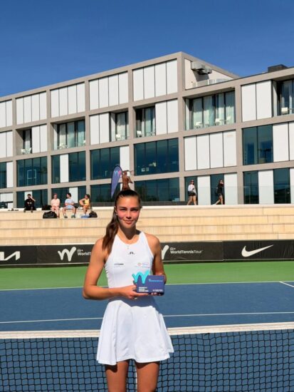 Laura Mair in posa col trofeo dopo aver vinto il 15k di Manacor.