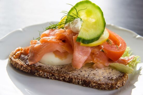 Smørrebrød piatto tipico danese con salmone