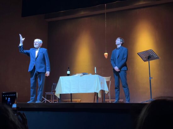 Ugo Pagliai riceve l'applauso del pubblico al Teatro Villa Lazzaroni