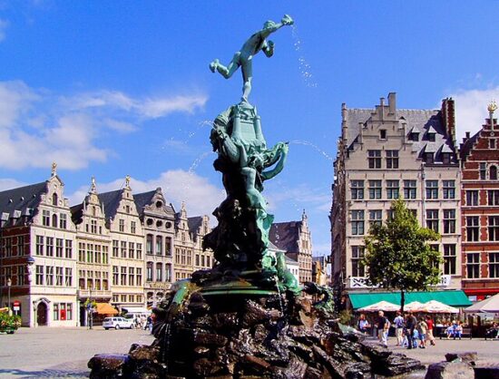 Fontana di Silvio Brabone nella piazza Grote Markt di Anversa