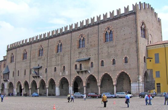 Vista esterna di Palazzo Ducale a Mantova su Piazza Sordello antica sede dei Gonzaga