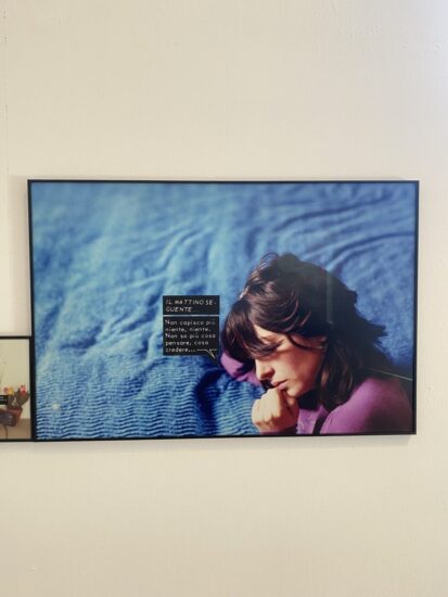 Opera della serie Miti e Cliché di Nicole Gravier esposta a Roma