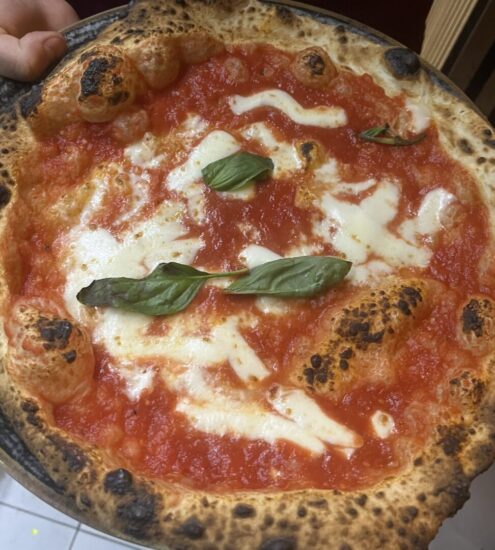 Pizza margherita di Cantina Smargiassa con impasto a lunga maturazione