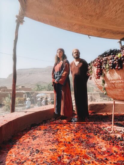 Un momento di grande impatto visivo sul set internazionale di “The First Christmas”: Mohamed Zouaoui durante le riprese dell’opera narrata da Kevin Costner.