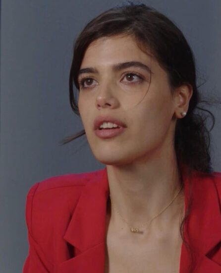 Tutta l'intensità dello sguardo di Rebecca Cossu in una prova di una scena cinematografica.