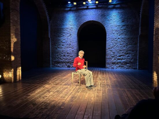 Saverio La Ruina interpreta Tonino nello spettacolo Gli Italianesi