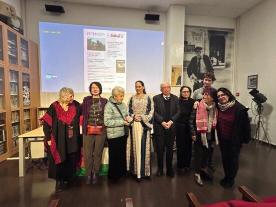 Un momento dell’incontro promosso da AAMOD dedicato alla Palestina. Relatrici e ospiti al termine della proiezione e del dibattito su “Yom El Ard” e “Palestinian Land- Global Change”