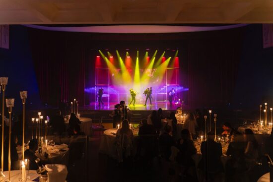 Performance e ballerini al Blu Theatre Experience di Sorrento