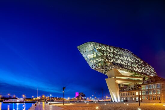 Edificio contemporaneo Port House progettato da Zaha Hadid ad Anversa