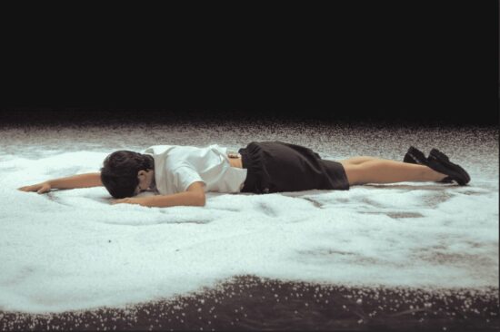 Giulia Scotti in scena nello spettacolo Elogio della vita a rovescio