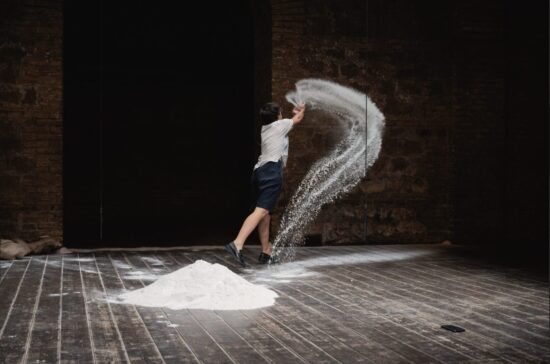 Daria Deflorian porta a teatro Han Kang con Elogio della vita a rovescio