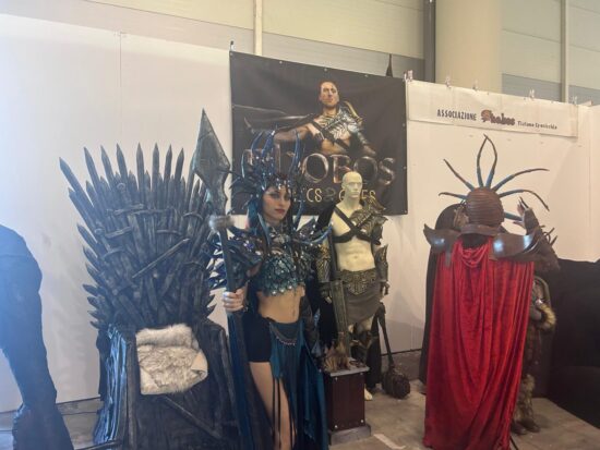 Elisa Basili nei panni di una delle guerriere di Minerva presso lo stand apposito