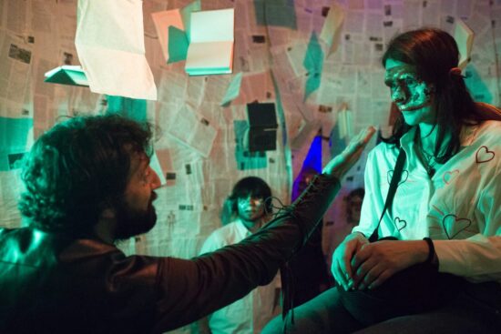 Partecipazione immersiva del pubblico nello spettacolo Elsinore Carnival