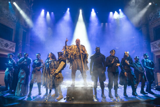 Mimmo Borrelli in scena con gli allievi della Bellini Factory