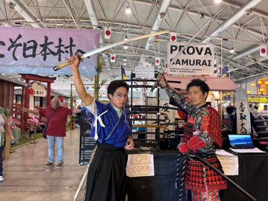 Due Samurai in posa allo stand orientale del Festival del Mondo