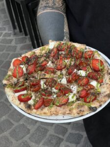 Pizzeria Owap: arriva la pizza alle fragole e il dolce Carolina