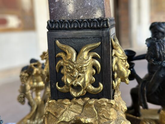 Vista dell’allestimento della mostra Il sorriso della sfinge a Villa Giulia, Roma