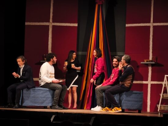 Il cast al completo in un momento di convivialità prima della scena di rottura