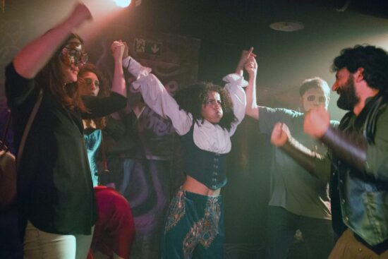 Performance corale del cast di Project xx1 in Elsinore Carnival