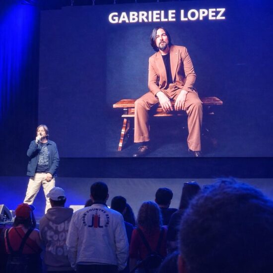 Gabriele Lopez sul palco del Romics 2026 durante la sua esibizione live al Gran Galà del Doppiaggio.