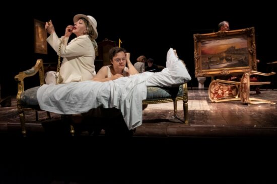 Lino Musella e Iaia Forte in una scena di Stanza con compositore di Fabrizia Ramondino