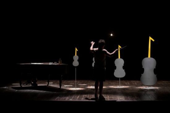 Lino Musella interpreta il compositore tra i suoi strumenti musicali al Teatro Vascello