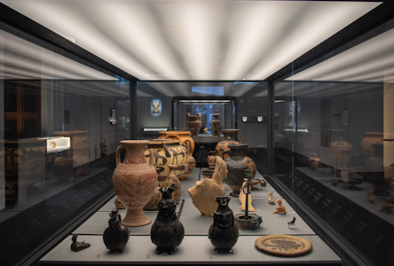 Allestimento di una sala espositiva della mostra