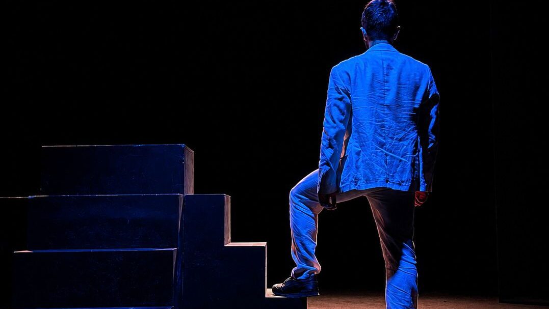 Attimo di forte tensione e di sviluppo del protagonista durante lo spettacolo