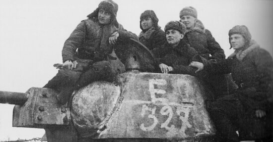 Carro armato sovietico T-34 in marcia durante i giorni dell'operazione Urano, durante la seconda guerra mondiale.