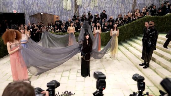 Madonna sul red carpet del Met Gala 2026 con abito Saint Laurent ispirato all'arte di Leonora Carrington