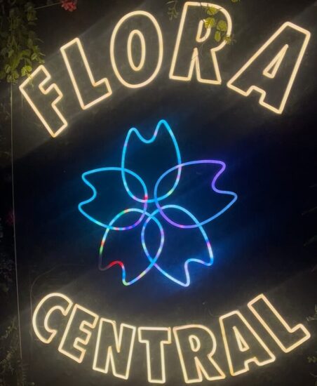 Insegna neon di Flora Central
