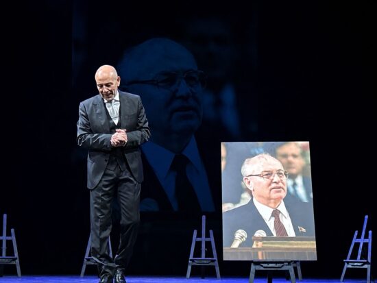 Incipit dello spettacolo "Miti" con introduzione del tema e presentazione del primo mito