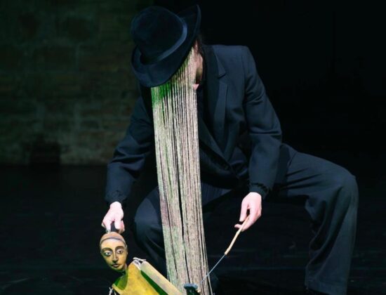 La performer in scena con la marionetta, elemento centrale dello studio “Nei bei sogni vengo ucciso”, presentato nell’ambito di Nel Blu 2026 – Orizzonti della danza contemporanea”