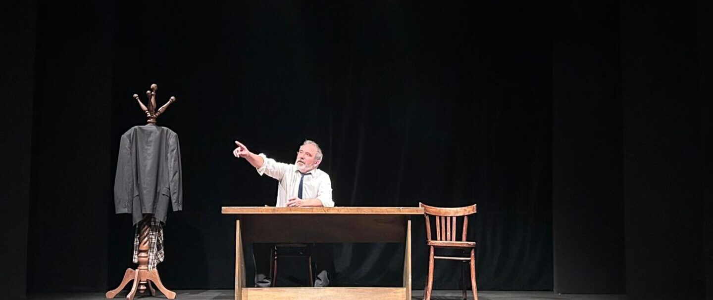Leonardo Capuano durante una delle prime sequenze di “Sistema nervoso”- il protagonista dialoga con presenze immaginarie e figure nate dalla propria mente