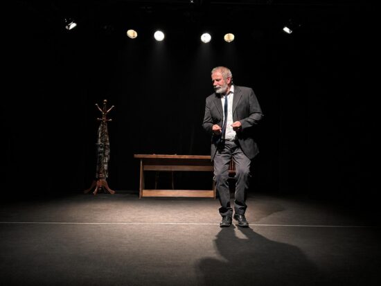 Leonardo Capuano in una delle scene iniziali di “Sistema nervoso”