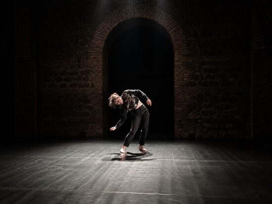 Momento di svolta della performance nella quale, finalmente, la ballerina sembra vincere la gravità e riesce ad alzarsi in piedi