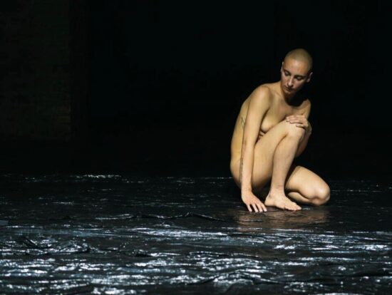 Nunzia Picciallo in scena durante “HORIZON : in process”, ricerca coreografica che esplora il rapporto tra corpo, materia e vulnerabilità attraverso la messa in discussione della verticalità