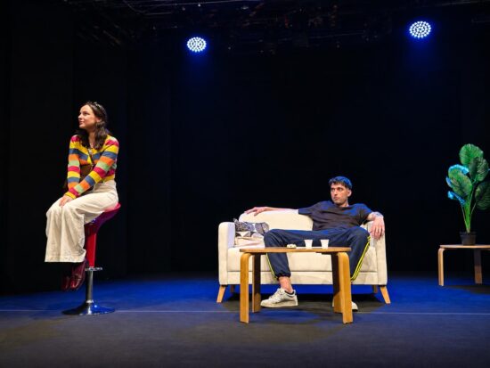 Ossitocina - Scena iniziale dello spettacolo e presentazione dei personaggi di Claudia e Flavio