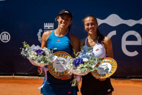 Federica Urgesi in foto con la compagna di doppio Marta Lombardini alla premiazione per il secondo posto nel torneo di Parma.