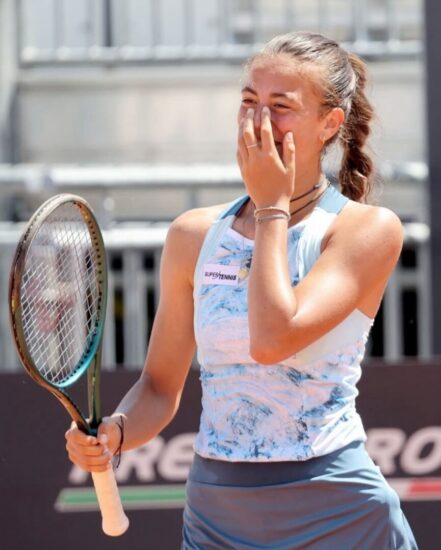 Federica Urgesi esulta quasi incredula dopo un match vinto.