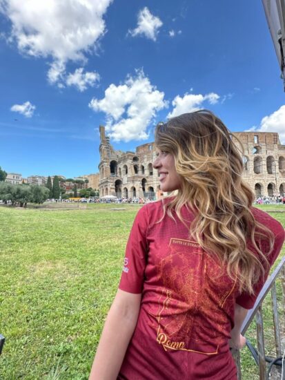 Eleonora Cuccu in posa prima dell'arrivo di una delle tappe del Giro d'Italia 2024.