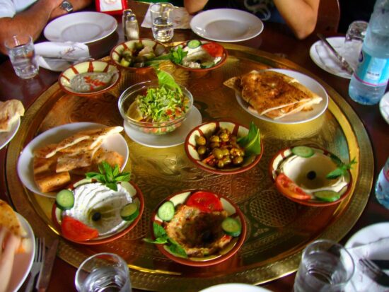 Un tipico insieme di diversi antipasti (mezze)