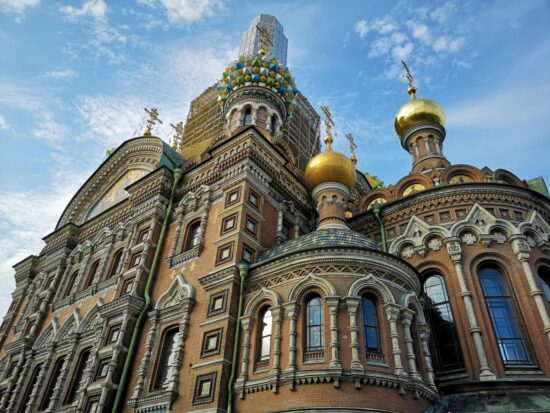 Veduta dal basso della Chiesa del Salvatore sul Sangue Versato a San Pietroburgo, in Russia.