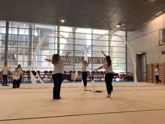 Utilizzo dei nastri per rendere la coreografia più artistica