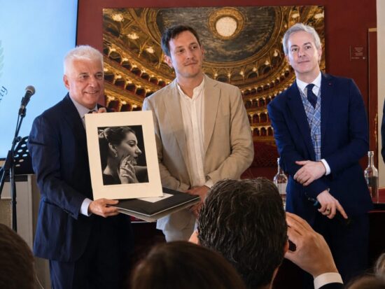 La consegna al Teatro dell’Opera di Roma della stampa di Maria Callas