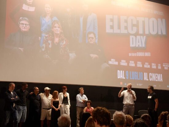 Intervento sul palco del regista Giorgio Amato insieme a tutto il cast